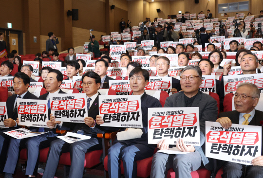 지난 11월13일 국회 의원회관에서 열린 '윤석열 탄핵 국회의원연대' 발족식에 참석한 더불어민주당과 조국혁신당, 진보당, 사회민주당, 기본소득당 등 5개 야당 의원들이 피켓을 들고 포즈를 취하고 있다.<연합뉴스 사진>